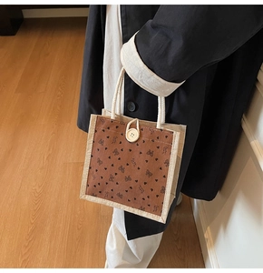 Détail du sac en lin avec motif nœud en velours côtelé et anses en corde de coton