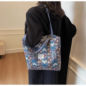Mannequin portant un grand sac cabas ethnique aux motifs géométriques bleus et anses