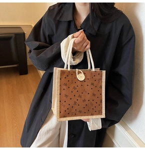 Détail du sac fourre-tout en lin vintage avec imprimé cœur en velours et anses cordes