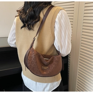 Détail du sac croissant à motif léopard avec bandoulière réglable et logo