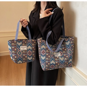 Détails de deux sacs cabas ethniques bohèmes avec des motifs jacquard colorés en bleu