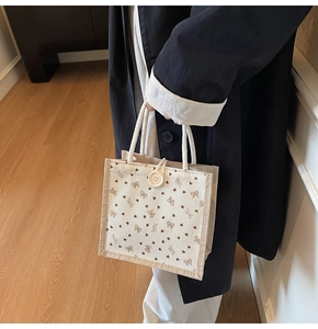 Détail du sac à lunch en lin avec motif coeur et fermeture à gros bouton