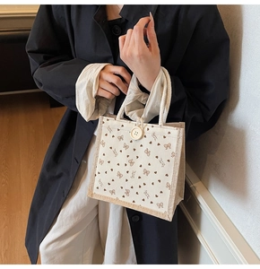 Détail du sac cabas en velours côtelé avec nœuds et poignée en corde tressée sur modèle