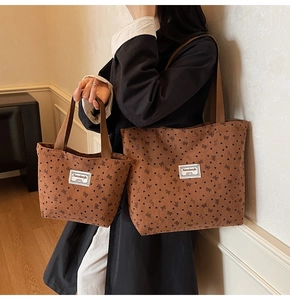 Détail de l'ensemble cabas en velours côtelé marron avec motifs nœuds noirs