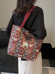 Grand sac cabas de style ethnique avec motif géométrique et large bandoulière rouge