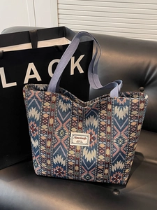 Sac fourre-tout tissé de style ethnique avec motifs géométriques et anses mauves