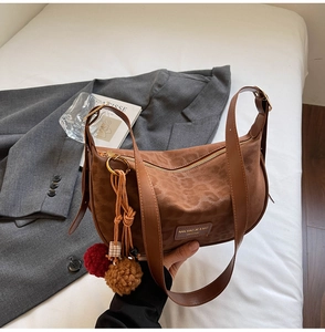 Détail du sac à main léopard avec breloques en peluche et texture vintage chic