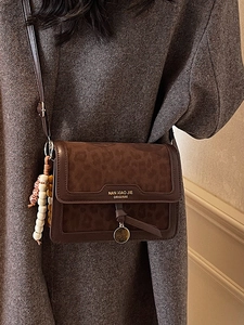 Sac bandoulière chic en cuir marron à motif léopard avec porte-clés en perles colorées