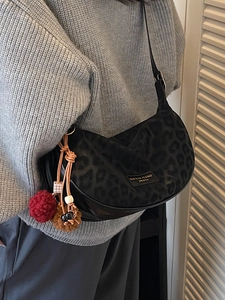 Sac hobo noir à motif léopard avec pendentif en peluche et bandoulière réglable chic