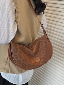 Sac demi-lune en daim marron avec motif léopard et bandoulière réglable pour femme