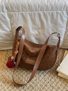 Sac bandoulière demi-lune chic à imprimé léopard avec pompon en peluche doux