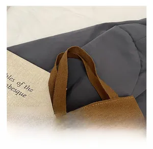 Gros plan d'un sac seau tissé ethnique avec poignée en toile marron et texture totem détaillée