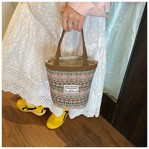 Sac seau en toile imprimée ethnique avec anses marron et étiquette de marque centrale
