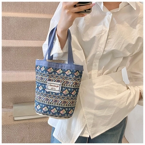 Vue détaillée d'un petit sac seau en lin avec des motifs de losanges colorés