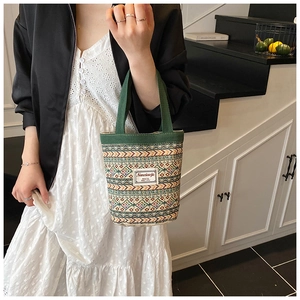 Gros plan détaillé du sac à main tissé bohème avec des poignées en tissu vert durable