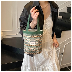 Détail du sac seau en toile bohème avec motifs géométriques colorés et poignée