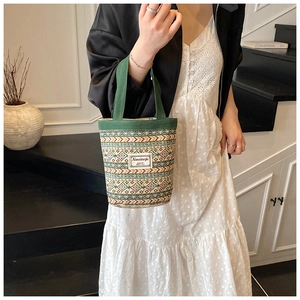Détail du motif ethnique géométrique coloré tissé sur un sac à main en toile de style seau