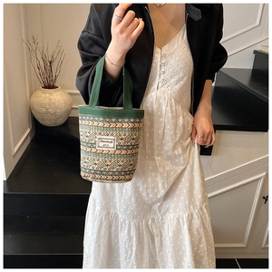 Gros plan détaillé de la broderie géométrique ethnique sur le petit sac en toile brodé