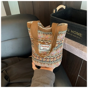 Détail d'un petit sac seau en lin avec un motif géométrique tissé coloré