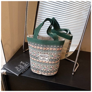 Détail du motif ethnique géométrique tissé sur un sac seau en lin portable