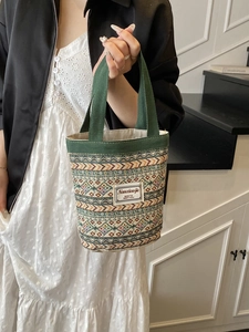 Sac seau en lin aux motifs ethniques avec poignée verte et broderie géométrique chic