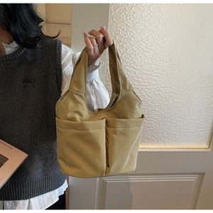 Dettaglio della borsa a secchiello in nylon kaki chiaro con doppie tasche frontali