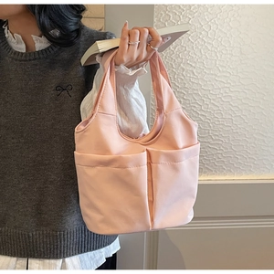 Borsa a secchiello in tessuto rosa con grandi tasche frontali e design leggero