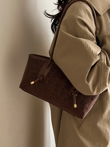 Large leopard print shoulder tote bag in brown suede with elegant knotted strap details