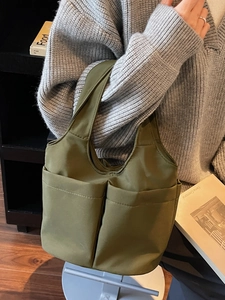 Borsa tote minimalista in tela verde oliva con tasche frontali per il pendolarismo