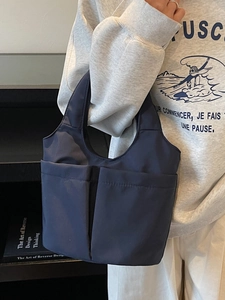 Borsa tote minimalista in nylon blu scuro con ampie tasche anteriori per il pendolare