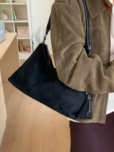 Grand sac hobo en daim noir avec surpiqûres contrastées et bandoulière en cuir