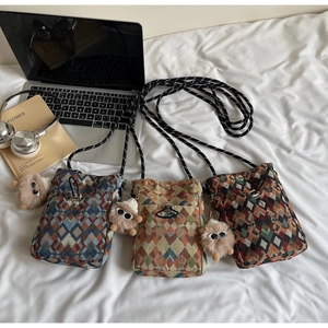 Trois sacs de téléphone bohèmes tissés avec motifs géométriques et porte-clés en peluche