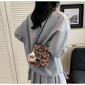Détail du sac de téléphone en jacquard coloré avec charme en peluche et bandoulière