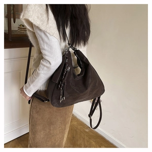 Detailansicht der großen braunen Hobo-Tasche mit matter Textur und silbernem Reißverschluss