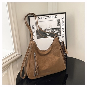 Detailansicht der braunen Vintage-Tasche mit Reißverschlusstasche und weicher Leder-Textur