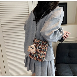 Détail du sac bandoulière tissé géométrique avec charmante peluche hibou marron