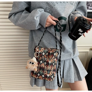 Détail du sac à bandoulière en toile bohème avec motifs géométriques et breloque monstre