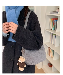 Détail du sac bandoulière gris en peluche avec un charmant ours en peluche et texture douce