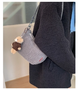 Détail du sac bandoulière gris en peluche avec texture laine d'agneau et charm ours