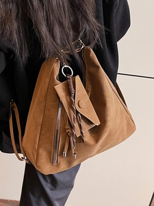 Braune Schultertasche aus Wildlederimitat mit Reißverschluss und Mini-Beutel