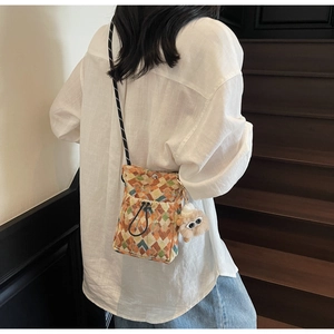 Détail du sac de téléphone en toile bohème à motif géométrique et cordon de serrage