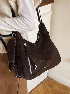 Dunkelbraune matte Umhängetasche im Vintage-Stil mit kleinem runden Anhänger-Etui