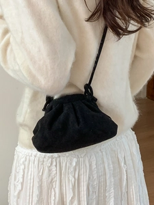 Retro französische plissierte Umhängetasche in Schwarz aus Wildleder am Modell