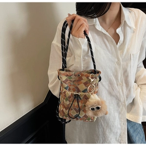 Détails du sac bandoulière bohème tissé avec motifs géométriques et breloque peluche