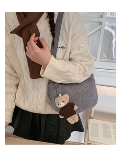 Détail du sac bandoulière en peluche grise avec pendentif ours et texture douce