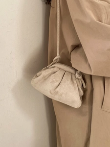 Minimalistische beige geraffte Cloud-Tasche aus Wildlederimitat mit schmalem Gurt