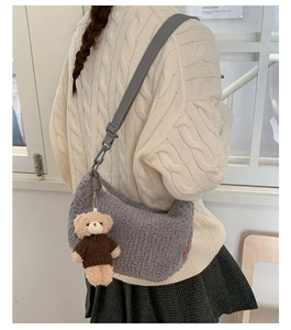 Détail du sac hobo en peluche grise avec bandoulière et pendentif ours mignon