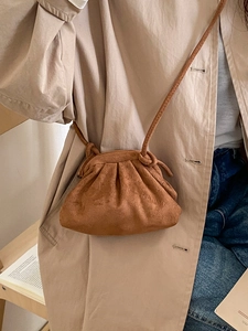 Französische braune Wildleder-Wölkchen-Tasche mit Falten und schmalem Schultergurt