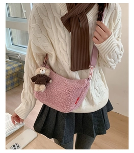 Sac à bandoulière rose en peluche avec breloque ours dans un décor de vie chaleureux