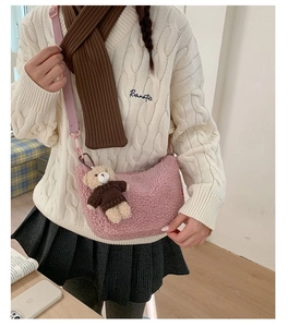 Détail du sac bandoulière rose en peluche avec breloque ours mignon et sangle réglable